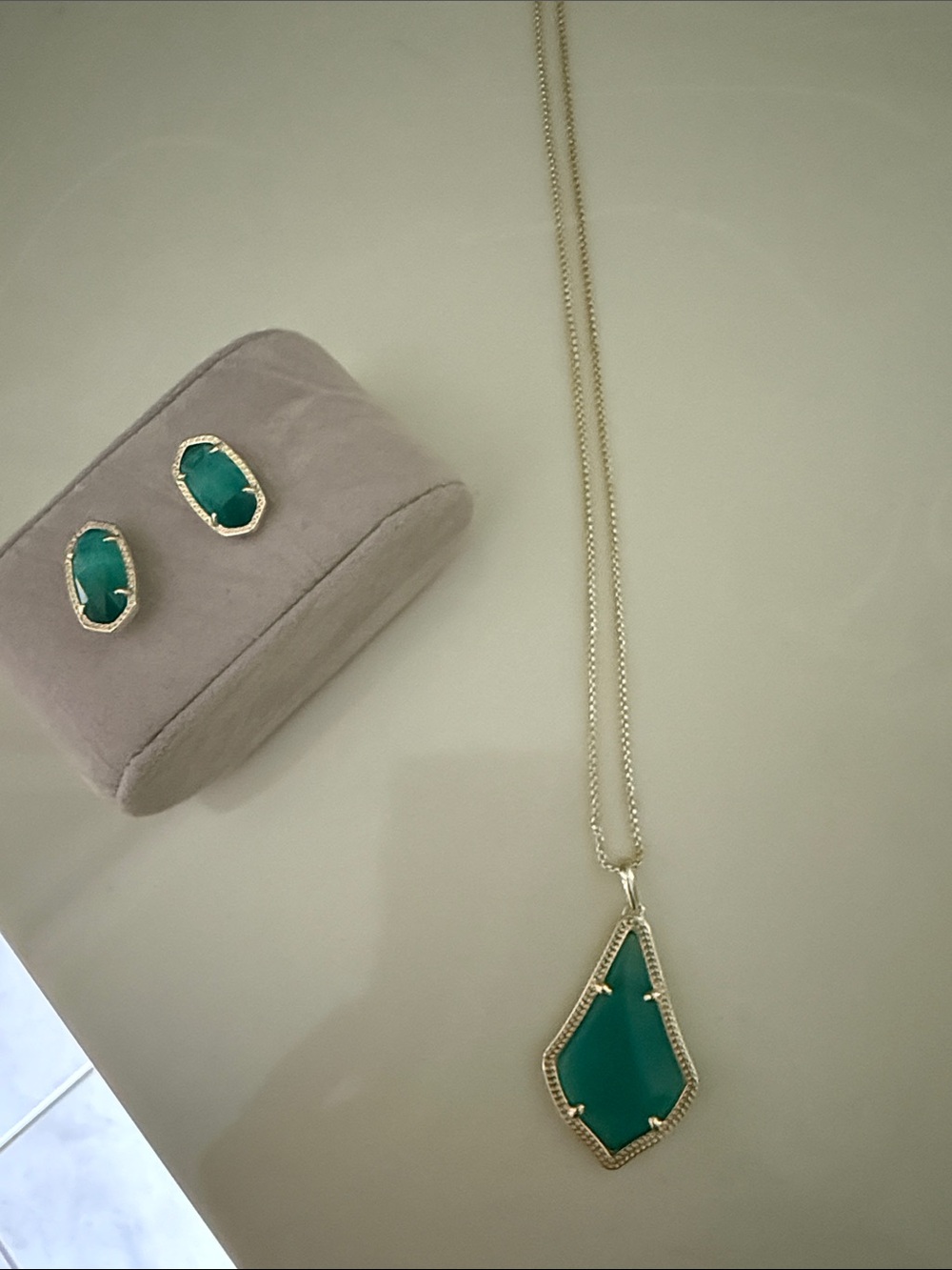 Kendra Scott Emerald Green Pendant Necklace with Matching Stud Earrings